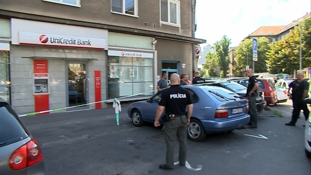 Lupič prepadol banku na Dulovom námestí v Bratislave. Odniesol si 6 tisíc eur